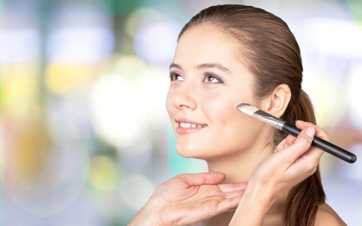 Applying foundation make-up