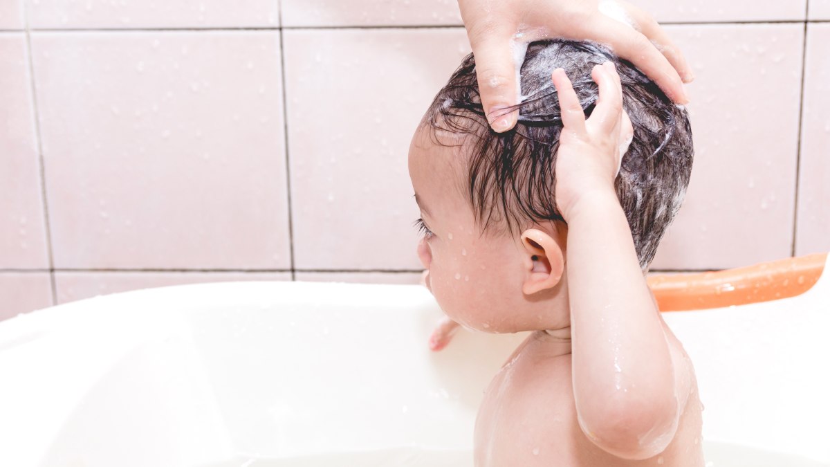 Детей моют в ванной. Мытье волос ребенка. Мытье головы детям. Ребенок моет голову. Ребенок моется шампунь.