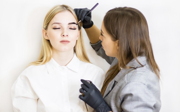 Coloring eyebrows