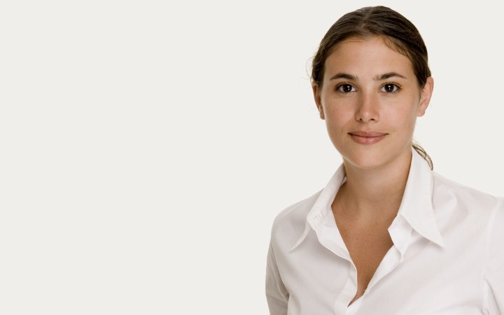 Woman wearing a white buttoned blouse