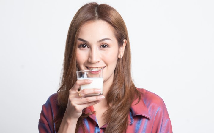 Fashionable woman wearing a shiny shirt