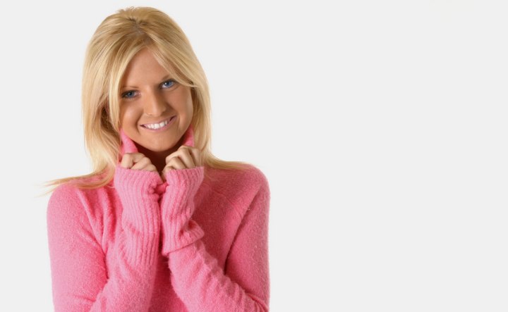 Girl wearing a cosy pink wool sweaterp