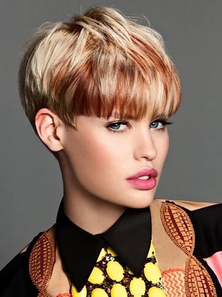 Very short hairstyle with simple cutting lines that compliments the face