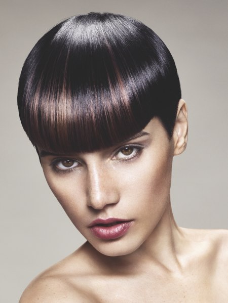 Hairstyle with short shaved sides and a glossy long fringe