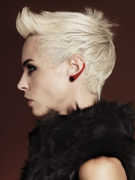 Short hairstyle with open lines along the ears